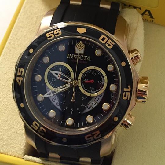 Reloj pulsera Invicta Pro Diver 6981 de cuerpo color negro y oro,  analógico, para hombre, fondo negro, con correa de acero  inoxidable/silicona color